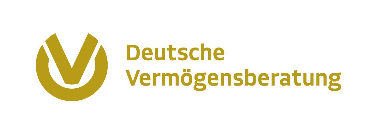 Das Bild zeigt das Logo der Deutschen Vermögensberatung. Links befindet sich ein stilisiertes, goldenes Symbol, das wie ein Häkchen aussieht. Rechts daneben steht in goldener Schrift "Deutsche Vermögensberatung". Der Hintergrund ist weiß.