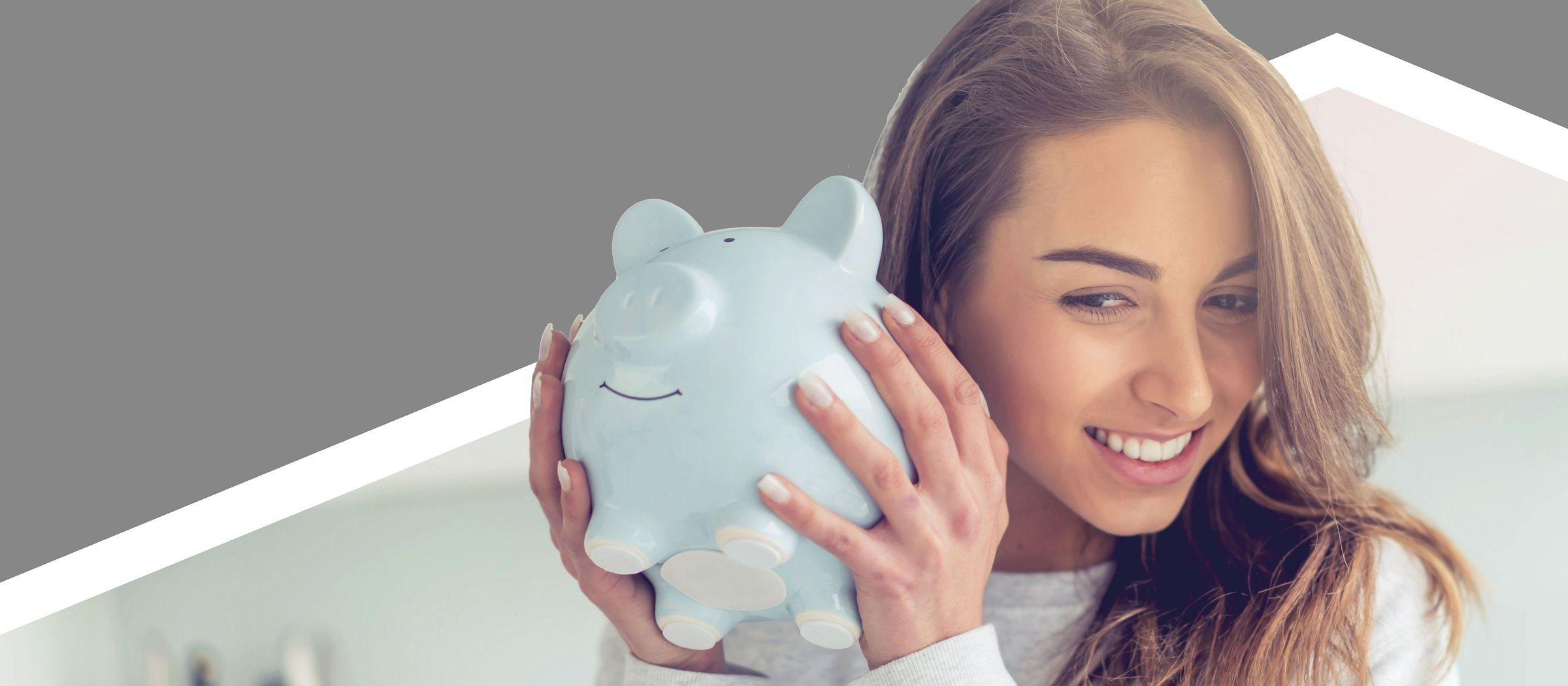 Ein Mädchen hält ein blaues Sparschwein in den Händen und lächelt. Der Hintergrund ist schlicht grau mit einem weißen Streifen. Links im Bild steht der Text: ‚Doppelförderung vom Staat‘. Darunter befindet sich ein Button mit der Aufschrift: ‚Fördermöglichkeiten auf einen Blick‘.